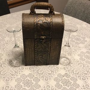 Wooden wine box with 2 stemed wine glasses